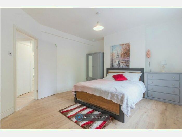 4 Bedroom Maisonette To Rent In Regina Court, London, SE1