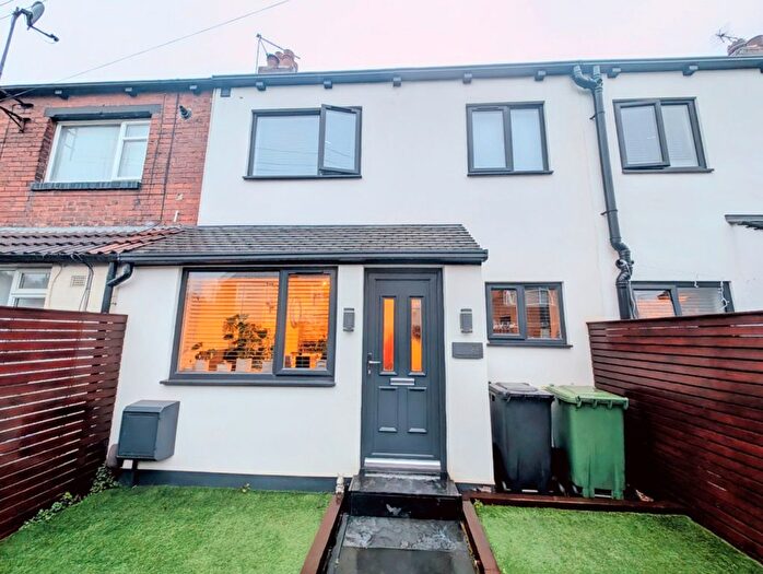 2 Bedroom Terraced House To Rent In Longroyd Street North, Leeds, West Yorkshire, Uk, LS11