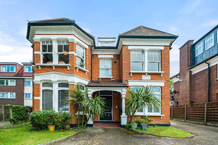 2 Bedroom Apartment To Rent In Torrington Park, London, N12