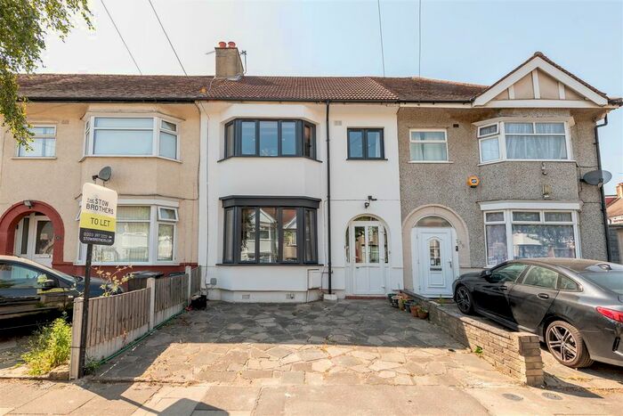 3 Bedroom Property To Rent In Cantley Gardens, Ilford, IG2