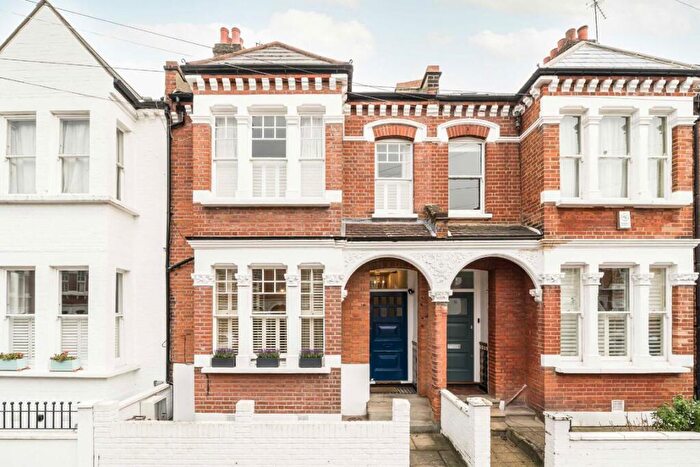 2 Bedroom Flat For Sale In Gayville Road, Between The Commons, SW11