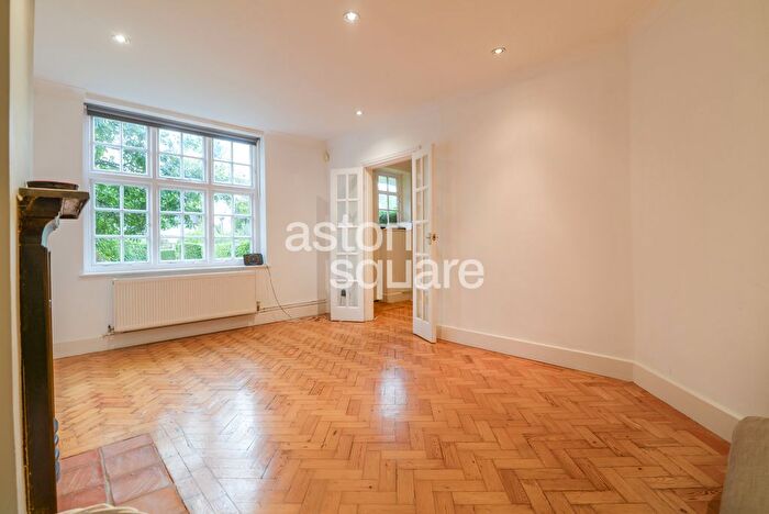 3 Bedroom Semi-Detached House To Rent In Midholm, London, NW11