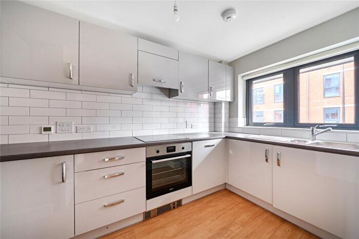 3 Bedroom Flat To Rent In Highfield Avenue, Newbury, Berkshire, RG14