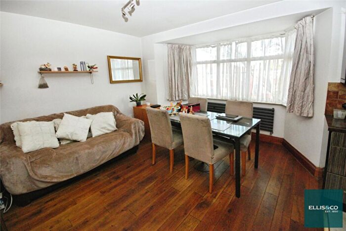 3 Bedroom Apartment For Sale In Cotswold, Gardens, Cricklewood, NW2