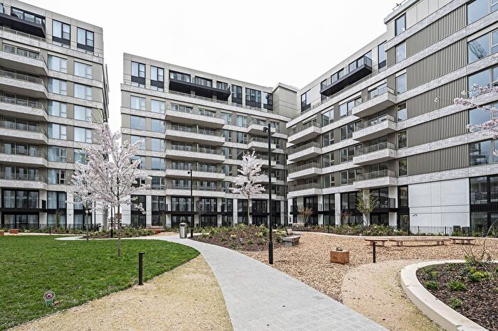 3 Bedroom Flat To Rent In Westfield Avenue, Stratford, London, E20