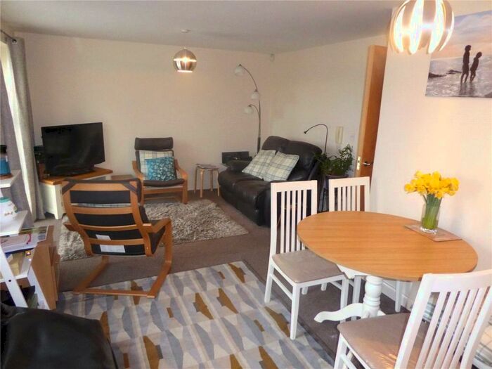 2 Bedroom Apartment For Sale In Regent Court, Savile Park, Halifax, HX3