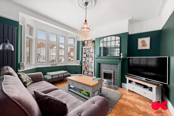 3 Bedroom End Of Terrace House For Sale In Carlton Road, Gidea Park, RM2