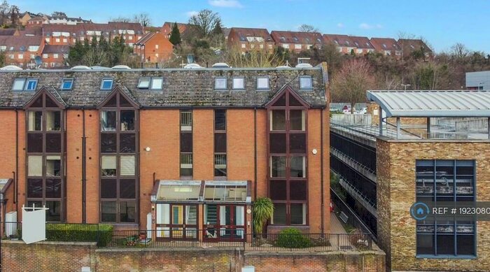 1 Bedroom Flat To Rent In Buckingham Place, High Wycombe, HP13