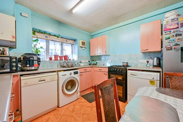 3 Bedroom Flat To Rent In Boston Manor Road, Brentford, TW8