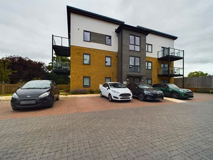 2 Bedroom Flat To Rent In The Mead, Hitchin, SG5