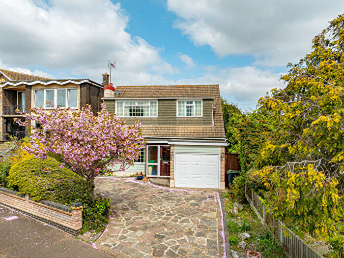 4 Bedroom Detached House For Sale In Southernhay, Leigh-on-Sea, SS9