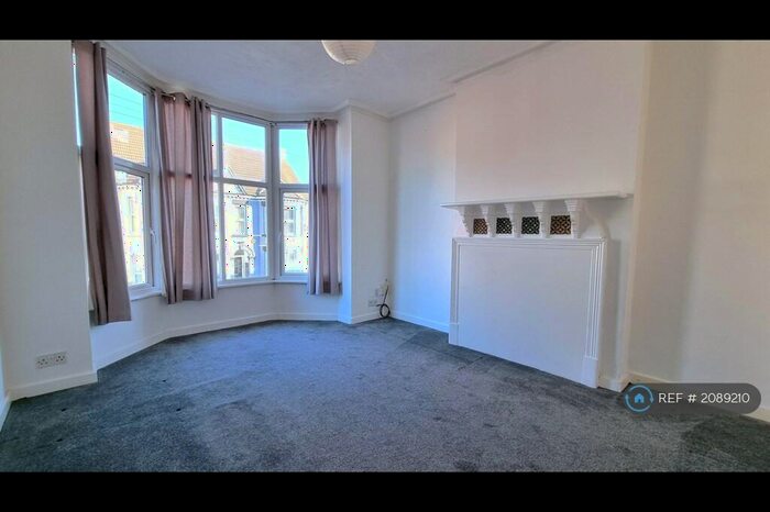 3 Bedroom Semi-Detached House To Rent In Grafton Road, Bedford, MK40