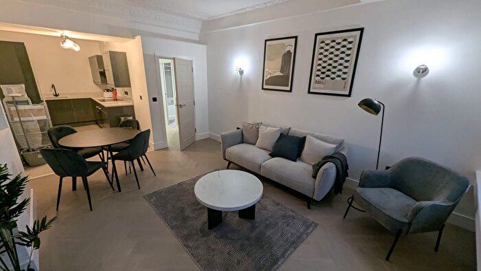 2 Bedroom Flat To Rent In Long Row, Nottingham, NG1