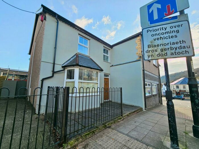 4 Bedroom Semi-Detached House To Rent In High Street, Llanbradach, Caerphilly, CF83