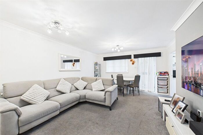 2 Bedroom Flat For Sale In High Street, Aldershot, Hampshire, GU11