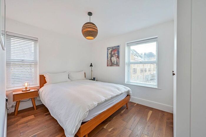 2 Bedroom Flat For Sale In Garratt Lane, Earlsfield, London, SW18
