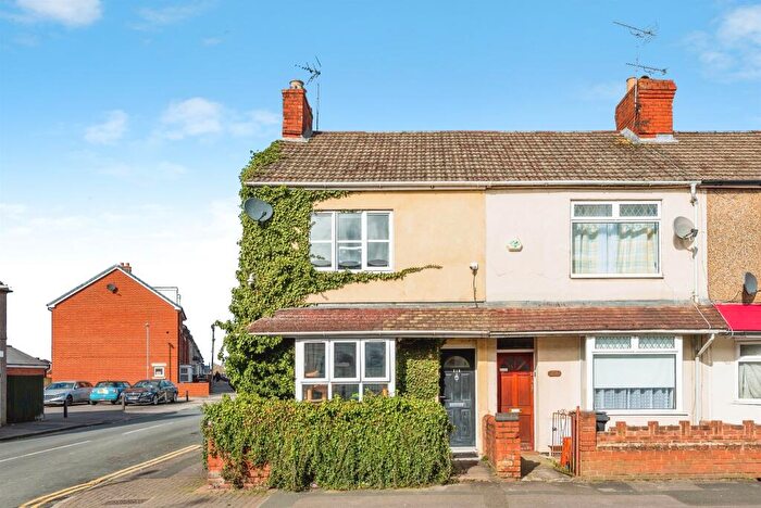 2 Bedroom End Of Terrace House For Sale In Ferndale Road, Swindon, SN2