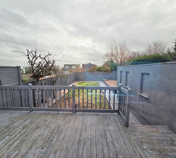 5 Bedroom Semi-Detached House To Rent In London, EN5