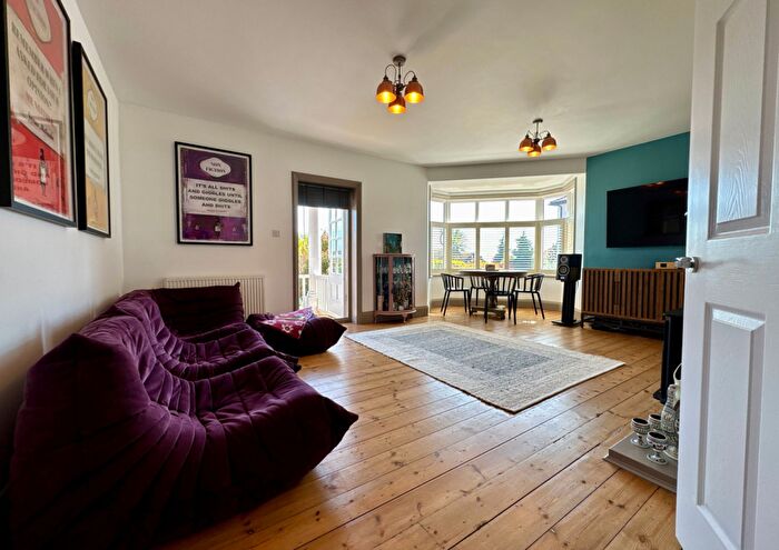 2 Bedroom Flat For Sale In North Foreland Avenue, Broadstairs, CT10