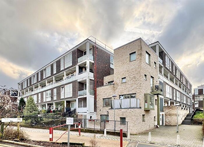 3 Bedroom Flat To Rent In Kiln Place, London, NW5