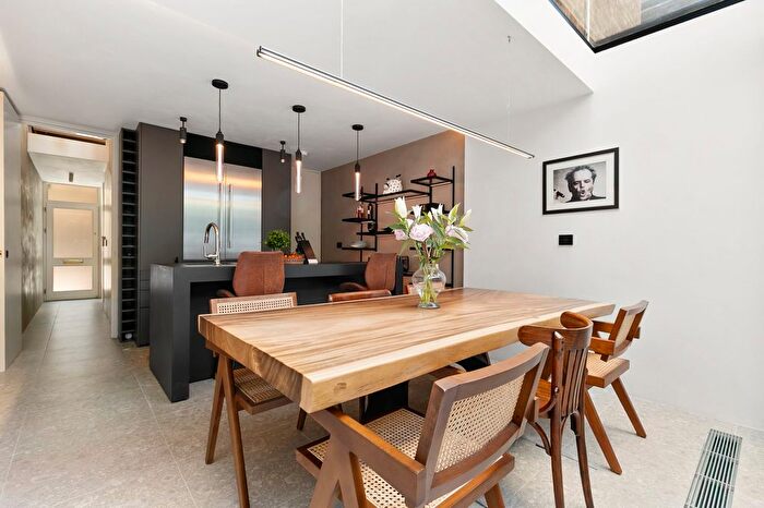 4 Bedroom Property To Rent In Shaftesbury Mews, South Kensington, W8