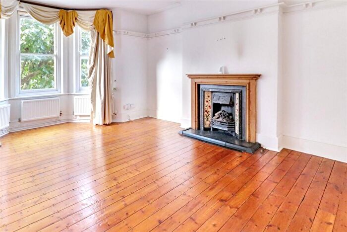 3 Bedroom Apartment For Sale In Loraine Mansions, Widdenham Road, Holloway, London, N7