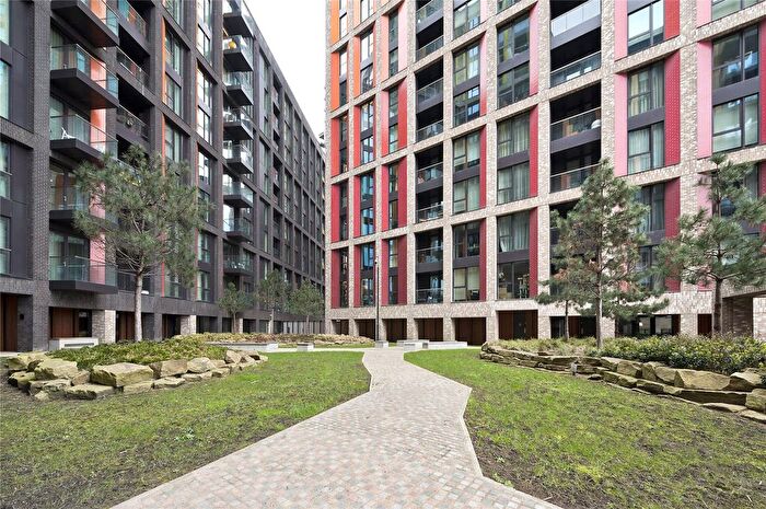 2 Bedroom Flat To Rent In Charles Clowes Walk, Nine Elms, SW11