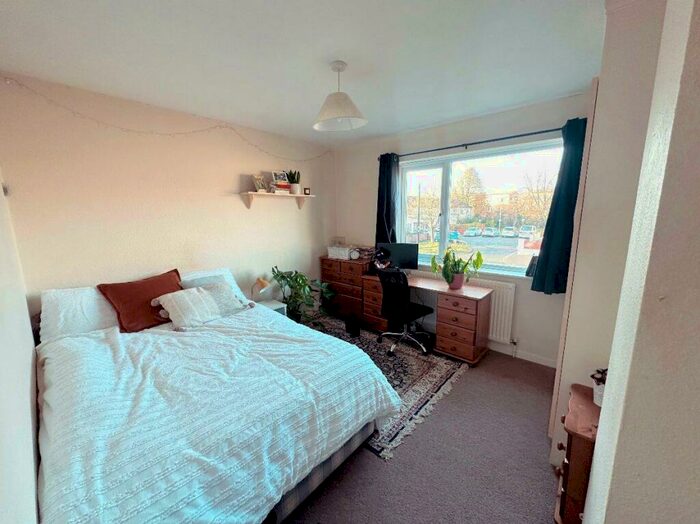 4 Bedroom House To Rent In Warren Crescent, OX3