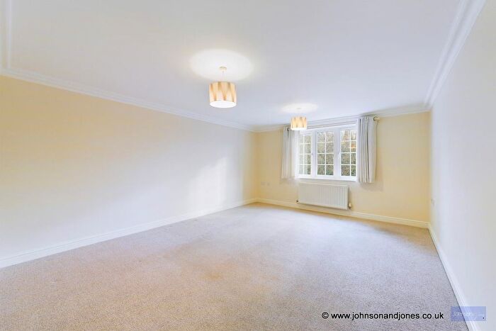 2 Bedroom Flat To Rent In Meadow View, Chertsey, KT16