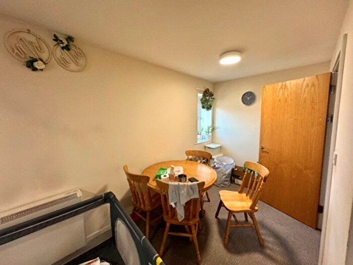 2 Bedroom Flat For Sale In Ings Road, Wakefield, West Yorkshire, WF1