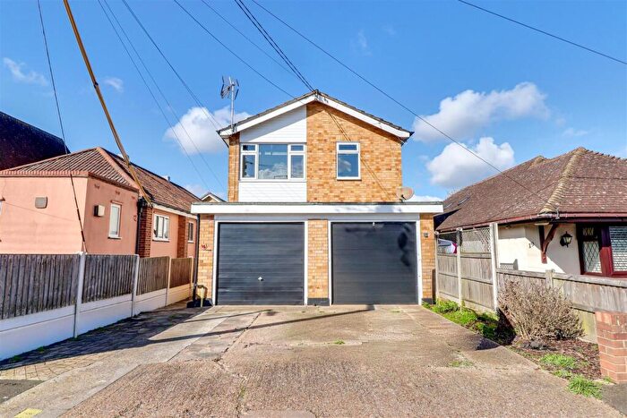 2 Bedroom Flat For Sale In Woodfield Road, Hadleigh, SS7