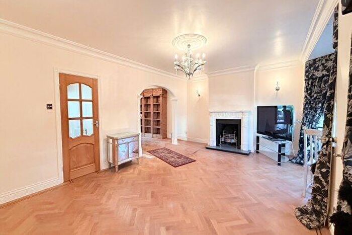 4 Bedroom Property To Rent In Monkhams Drive, Woodford Green, IG8