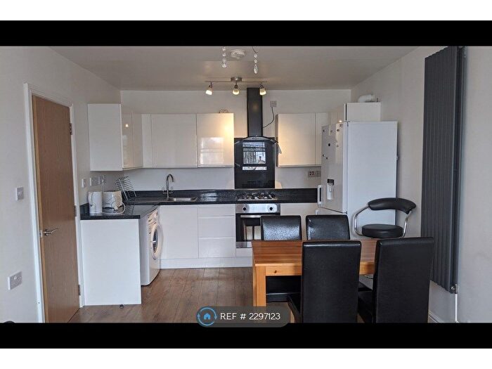 3 Bedroom Flat To Rent In Coldharbour Lane, London, SW9
