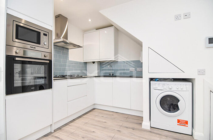 Studio To Rent In Regents Park Road, Finchley Central, London, N3