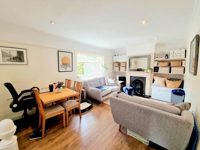 3 Bedroom Flat To Rent In Neale Close, Hampstead Garden Suburb, N2