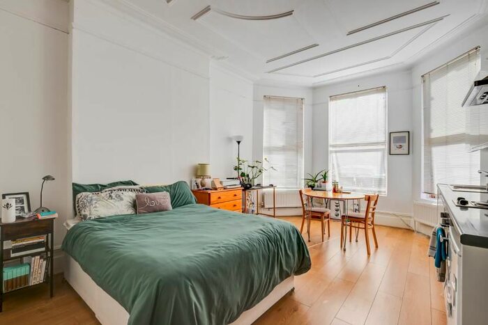 Studio To Rent In Manstone Road, Cricklewood, London, NW2