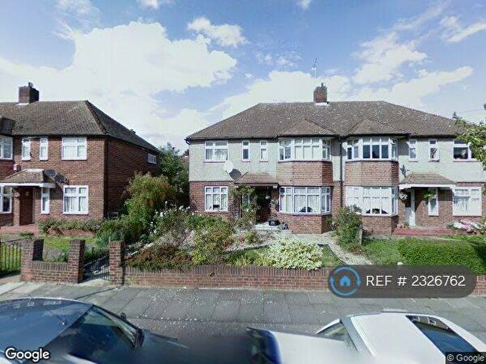 2 Bedroom Flat To Rent In Caernarvon Drive, Ilford, IG5