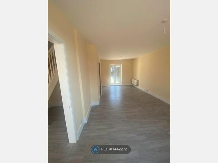 3 Bedroom Semi-Detached House To Rent In Doddsfield Road, Slough, SL2