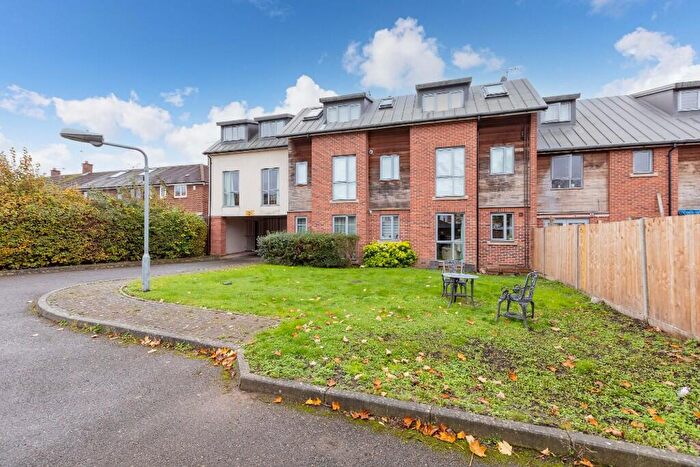 2 Bedroom Apartment For Sale In Lincoln Way, Slough, Berkshire, SL1