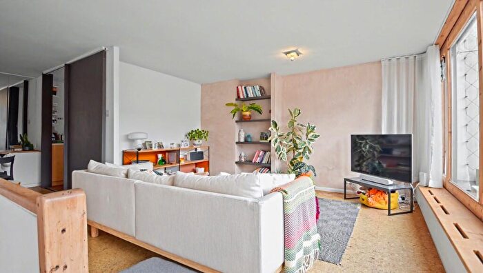 2 Bedroom Maisonette For Sale In Stoneleigh Terrace, Dartmotuh Park, London, N19