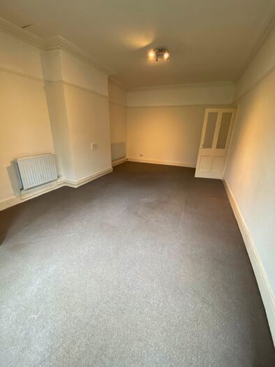 2 Bedroom Flat To Rent In Woodsley Road, Leeds, LS2