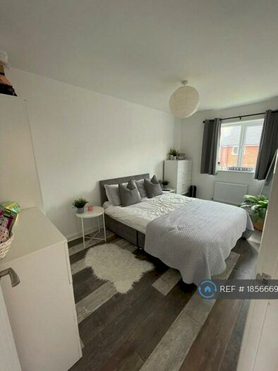 3 Bedroom Semi-Detached House To Rent In Lomas Close, Manchester, M5