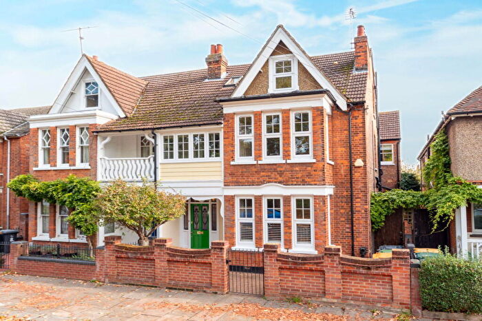 5 Bedroom Semi-Detached House For Sale In Shaftesbury Avenue, Bedford, MK40