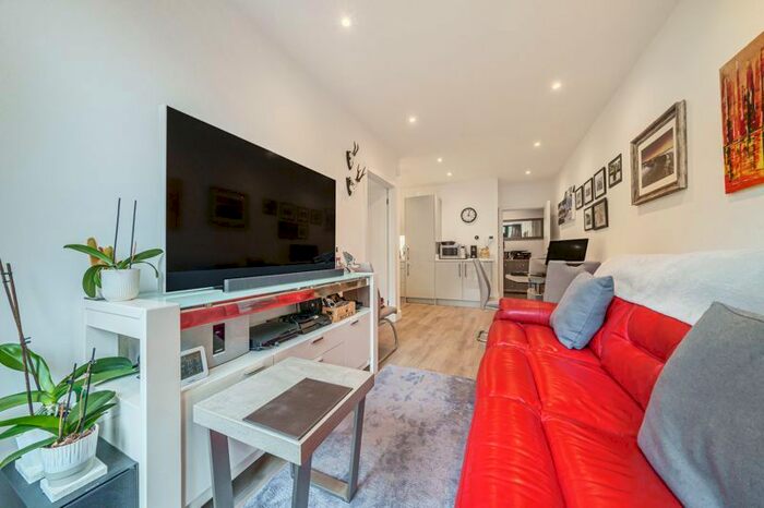 1 Bedroom Flat To Rent In Weybrook House, Weyside Park, Godalming, GU7