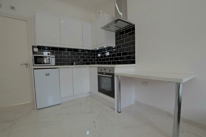 Flat To Rent In Chingford Mount Road, E4