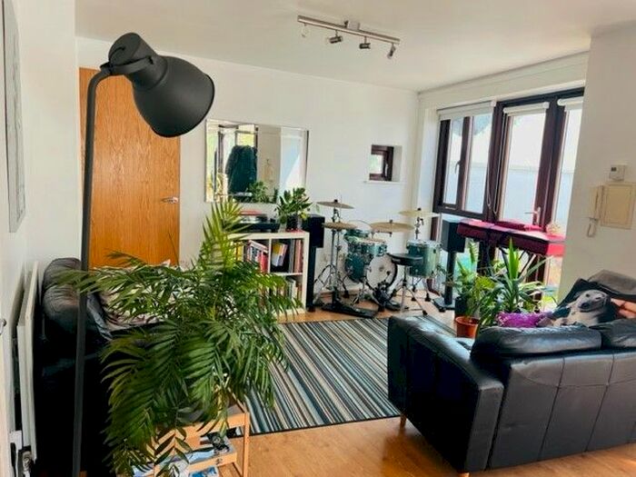 2 Bedroom Flat To Rent In Eden Way, Bow, E3