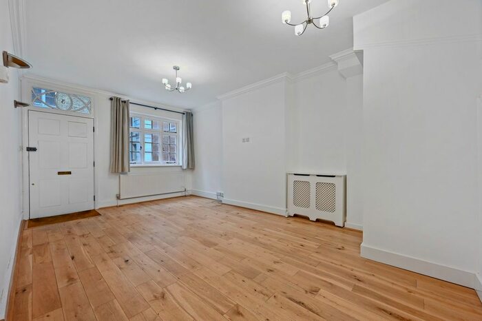 3 Bedroom Mews To Rent In Clarkes Mews, Marylebone Village, London, W1G