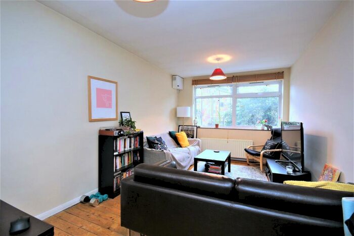 2 Bedroom Apartment To Rent In Queens Drive, N4