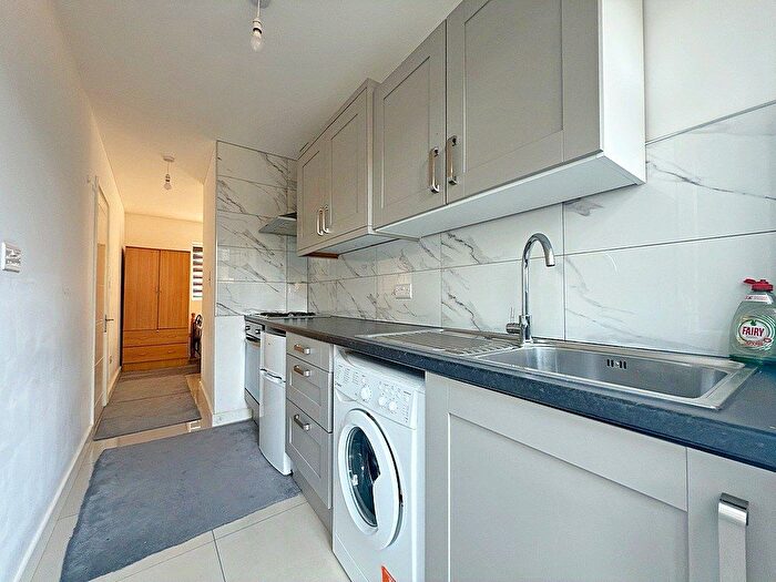 Studio To Rent In Maswell Park Road, Hounslow, TW3