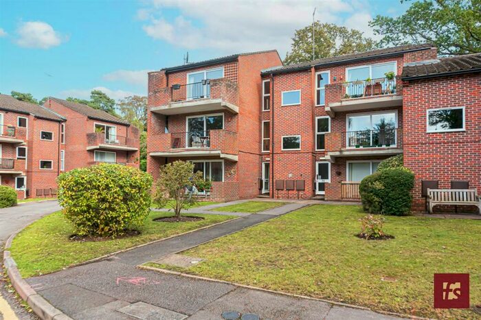 2 Bedroom Flat To Rent In Nugee Court, Dukes Ride, Crowthorne, RG45